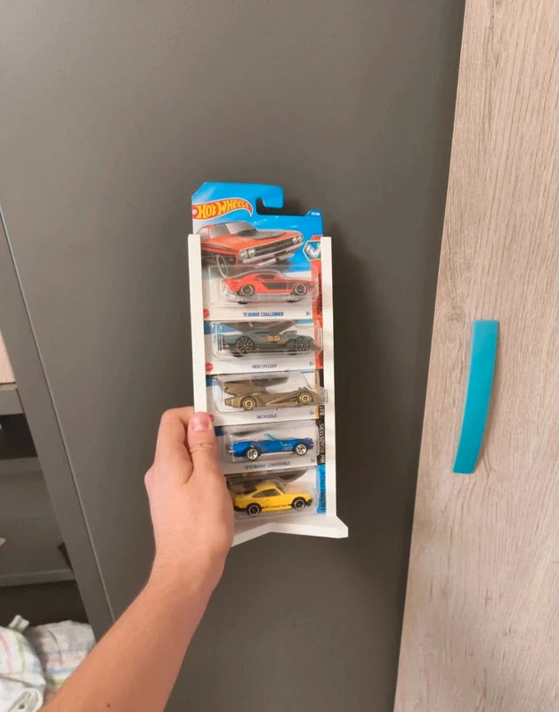 Expositor blanco sostenido con seis coches a escala 1:64 colocados en vertical